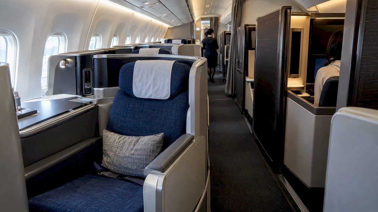 Business and first class aircraft seats